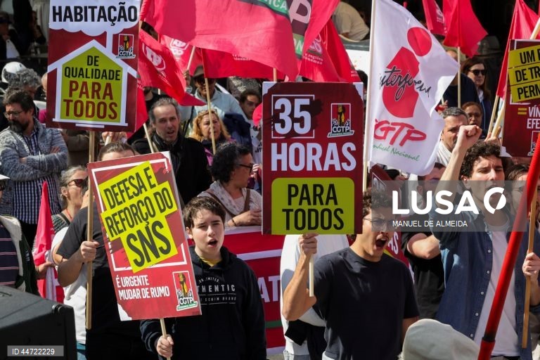 O secretário-geral da CGTP-IN, Tiago Oliveira, discursa na manifestação nacional organizada pela CGTP-IN para trabalhadores dos distritos de Lisboa, Setúbal, Santarém, Portalegre, Beja, Évora e Faro, em Lisboa, 05 de abril de 2025. MANUEL DE ALMEIDA/LUSA