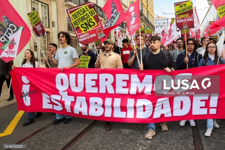 Manifestantes participam na manifestação nacional organizada pela CGTP-IN para trabalhadores dos distritos de Lisboa, Setúbal, Santarém, Portalegre, Beja, Évora e Faro, em Lisboa, 05 de abril de 2025. MANUEL DE ALMEIDA/LUSA