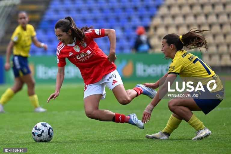 A jogadora do Valadares Gaia Beatriz Barbosa (D), disputa a bola com a jogadora do Benfica Andreia Faria, durante o jogo da 20.ª jornada fa I Liga de futebol feminino realizado no estádio Dr. Jorge Sampaio, em Vila Nova de Gaia, 12 de abril de 2025. FERNANDO VELUDO/LUSA