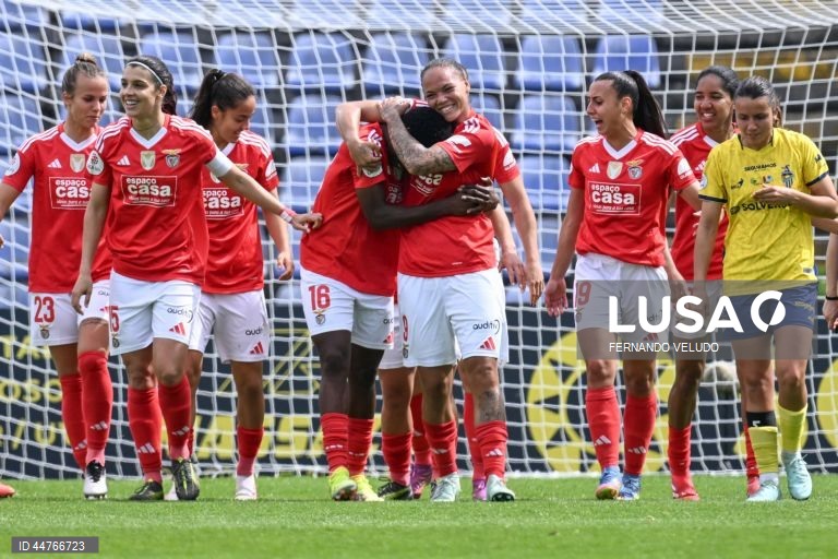 As jogadoras do Benfica festejam um golo contra o Valadares Gaia durante o jogo da 20.ª jornada da I Liga de futebol feminino realizado no estádio Dr. Jorge Sampaio, em Vila Nova de Gaia, 12 de abril de 2025. FERNANDO VELUDO/LUSA