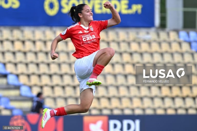 A jogadora do Benfica Beatriz Cameirão, festeja após marcar um golo contra o Valadares Gaia durante o jogo da 20.ª jornada fa I Liga de futebol feminino realizado no estádio Dr. Jorge Sampaio, em Vila Nova de Gaia, 12 de abril de 2025. FERNANDO VELUDO/LUSA
