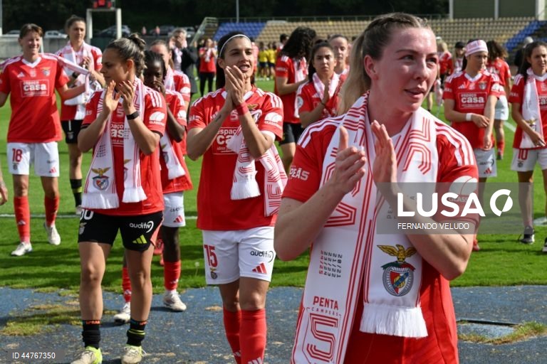 Jogadoras do Benfica festejam o título de campeãs nacionais após a vitória contra o Valadares Gaia durante o jogo da 20.ª jornada da I Liga de futebol feminino realizado no estádio Dr. Jorge Sampaio, em Vila Nova de Gaia, 12 de abril de 2025. A equipa feminina do Benfica de futebol sagrou-se hoje pentacampeã nacional, ao vencer o Valadares Gaia por 3-0, num jogo de sentido único da antepenúltima jornada do campeonato, em Pedroso, Vila Nova de Gaia. FERNANDO VELUDO/LUSA