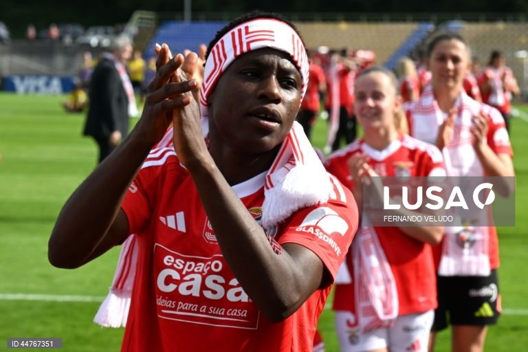 Jogadoras do Benfica festejam o título de campeãs nacionais após a vitória contra o Valadares Gaia durante o jogo da 20.ª jornada da I Liga de futebol feminino realizado no estádio Dr. Jorge Sampaio, em Vila Nova de Gaia, 12 de abril de 2025. A equipa feminina do Benfica de futebol sagrou-se hoje pentacampeã nacional, ao vencer o Valadares Gaia por 3-0, num jogo de sentido único da antepenúltima jornada do campeonato, em Pedroso, Vila Nova de Gaia. FERNANDO VELUDO/LUSA