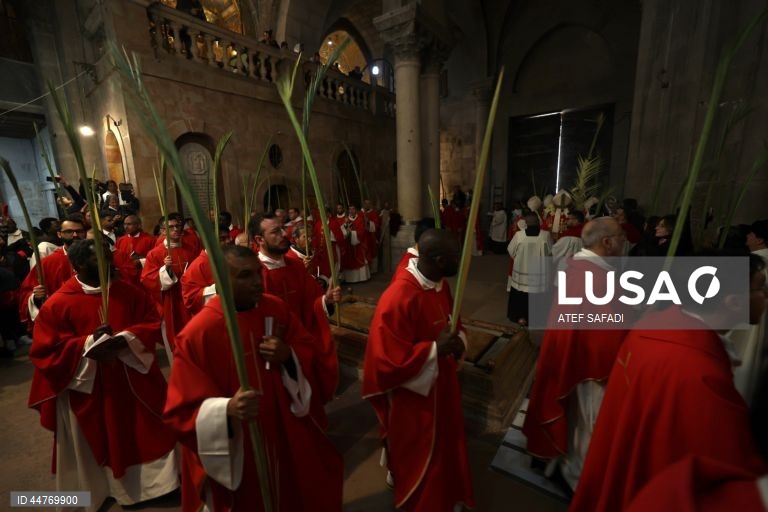Procissão do Domingo de Ramos na Igreja do Santo Sepulcro, na Cidade Velha de Jerusalém. O Domingo de Ramos é o relato bíblico da entrada de Jesus Cristo em Jerusalém, que dá início à Semana Santa, a última semana da Quaresma. 