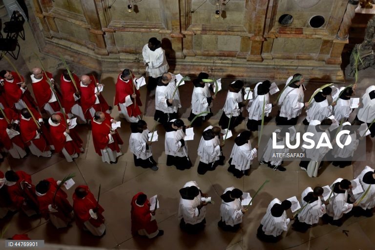 Procissão do Domingo de Ramos na Igreja do Santo Sepulcro, na Cidade Velha de Jerusalém. O Domingo de Ramos é o relato bíblico da entrada de Jesus Cristo em Jerusalém, que dá início à Semana Santa, a última semana da Quaresma. 