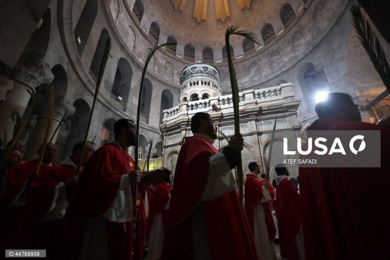 Procissão do Domingo de Ramos na Igreja do Santo Sepulcro, na Cidade Velha de Jerusalém. O Domingo de Ramos é o relato bíblico da entrada de Jesus Cristo em Jerusalém, que dá início à Semana Santa, a última semana da Quaresma. 