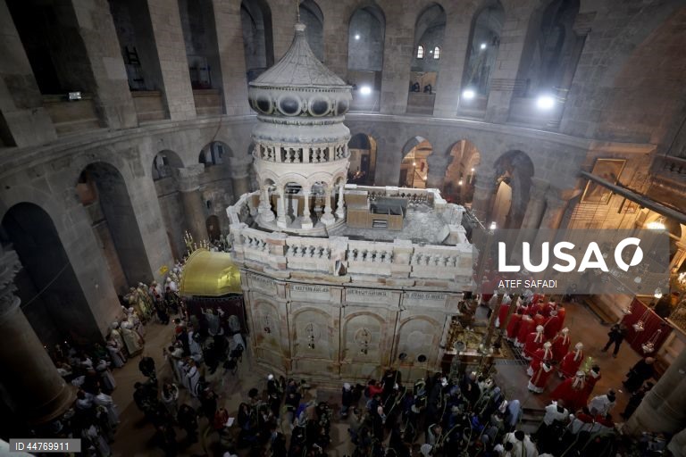 Procissão do Domingo de Ramos na Igreja do Santo Sepulcro, na Cidade Velha de Jerusalém. O Domingo de Ramos é o relato bíblico da entrada de Jesus Cristo em Jerusalém, que dá início à Semana Santa, a última semana da Quaresma. 