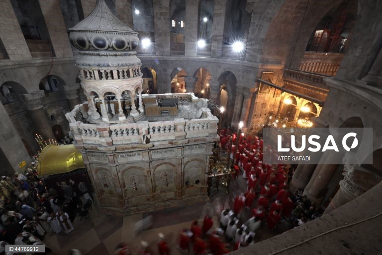 Procissão do Domingo de Ramos na Igreja do Santo Sepulcro, na Cidade Velha de Jerusalém. O Domingo de Ramos é o relato bíblico da entrada de Jesus Cristo em Jerusalém, que dá início à Semana Santa, a última semana da Quaresma. 