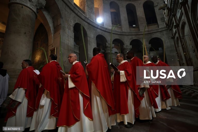 Procissão do Domingo de Ramos na Igreja do Santo Sepulcro, na Cidade Velha de Jerusalém. O Domingo de Ramos é o relato bíblico da entrada de Jesus Cristo em Jerusalém, que dá início à Semana Santa, a última semana da Quaresma. 
