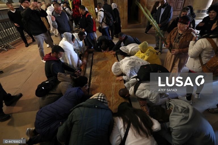 Procissão do Domingo de Ramos na Igreja do Santo Sepulcro, na Cidade Velha de Jerusalém. O Domingo de Ramos é o relato bíblico da entrada de Jesus Cristo em Jerusalém, que dá início à Semana Santa, a última semana da Quaresma. 