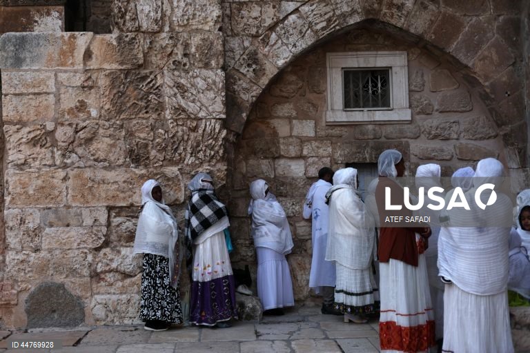 Procissão do Domingo de Ramos na Igreja do Santo Sepulcro, na Cidade Velha de Jerusalém. O Domingo de Ramos é o relato bíblico da entrada de Jesus Cristo em Jerusalém, que dá início à Semana Santa, a última semana da Quaresma. 