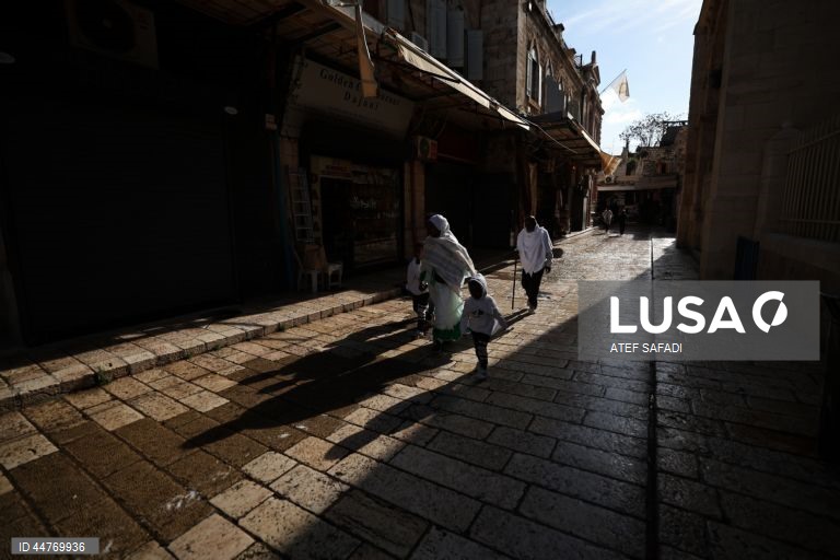 Procissão do Domingo de Ramos na Igreja do Santo Sepulcro, na Cidade Velha de Jerusalém. O Domingo de Ramos é o relato bíblico da entrada de Jesus Cristo em Jerusalém, que dá início à Semana Santa, a última semana da Quaresma. 