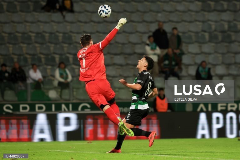  O Sporting voltou a vencer hoje o Rio Ave, agora por 2-1, em Paços de Ferreira, e apurou-se para a final da Taça de Portugal em futebol, com um agregado de 4-1.