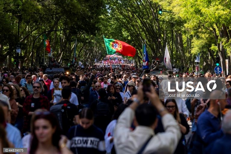 Populares participam no desfile comemorativo dos 51 anos da Revolução de 25 de Abril, na Avenida da Liberdade, em Lisboa, 25 de abril de 2025. JOSÉ SENA GOULÃO/ LUSA