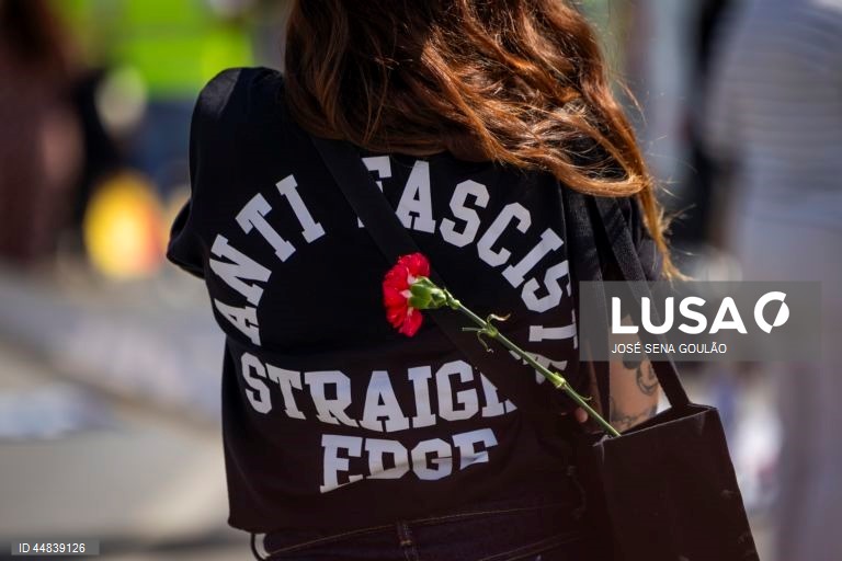 Populares participam no desfile comemorativo dos 51 anos da Revolução de 25 de Abril, na Avenida da Liberdade, em Lisboa, 25 de abril de 2025. JOSÉ SENA GOULÃO/ LUSA