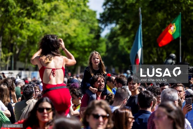 Populares participam no desfile comemorativo dos 51 anos da Revolução de 25 de Abril, na Avenida da Liberdade, em Lisboa, 25 de abril de 2025. JOSÉ SENA GOULÃO/ LUSA