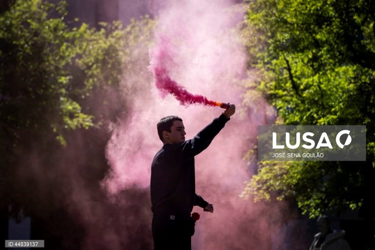 Populares participam no desfile comemorativo dos 51 anos da Revolução de 25 de Abril, na Avenida da Liberdade, em Lisboa, 25 de abril de 2025. JOSÉ SENA GOULÃO/ LUSA
