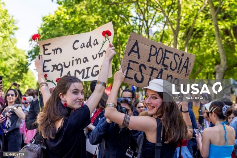 Populares participam no desfile comemorativo dos 51 anos da Revolução de 25 de Abril, na Avenida da Liberdade, em Lisboa, 25 de abril de 2025. JOSÉ SENA GOULÃO/ LUSA