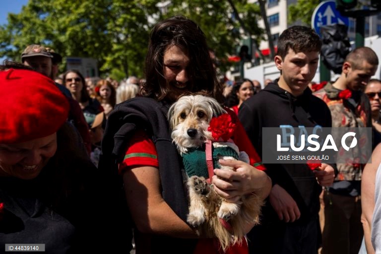 Populares participam no desfile comemorativo dos 51 anos da Revolução de 25 de Abril, na Avenida da Liberdade, em Lisboa, 25 de abril de 2025. JOSÉ SENA GOULÃO/ LUSA