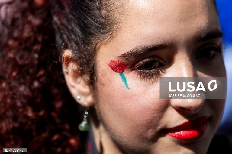 Populares participam no desfile comemorativo dos 51 anos da Revolução de 25 de Abril, na Avenida da Liberdade, em Lisboa, 25 de abril de 2025. JOSÉ SENA GOULÃO/ LUSA