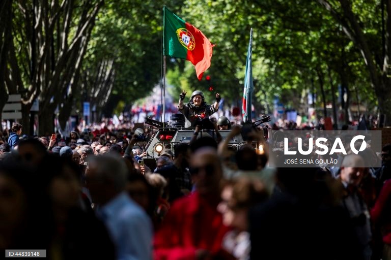 Populares participam no desfile comemorativo dos 51 anos da Revolução de 25 de Abril, na Avenida da Liberdade, em Lisboa, 25 de abril de 2025. JOSÉ SENA GOULÃO/ LUSA