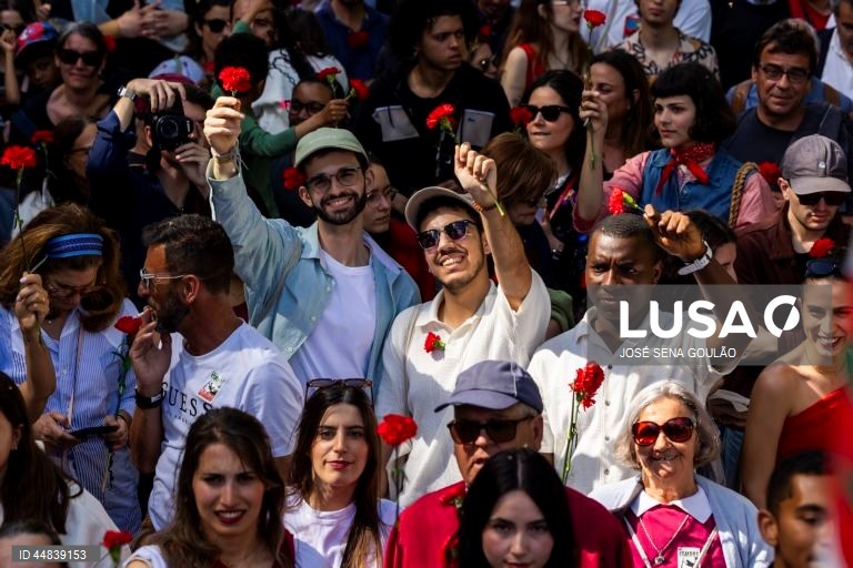 Populares participam no desfile comemorativo dos 51 anos da Revolução de 25 de Abril, na Avenida da Liberdade, em Lisboa, 25 de abril de 2025. JOSÉ SENA GOULÃO/ LUSA