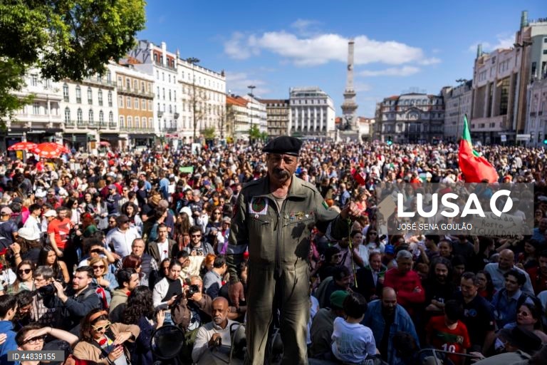 Populares participam no desfile comemorativo dos 51 anos da Revolução de 25 de Abril, na Avenida da Liberdade, em Lisboa, 25 de abril de 2025. JOSÉ SENA GOULÃO/ LUSA
