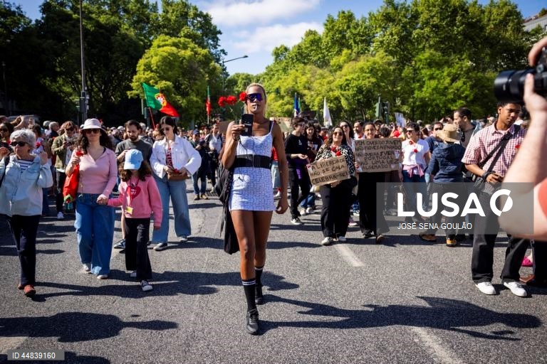 Populares participam no desfile comemorativo dos 51 anos da Revolução de 25 de Abril, na Avenida da Liberdade, em Lisboa, 25 de abril de 2025. JOSÉ SENA GOULÃO/ LUSA