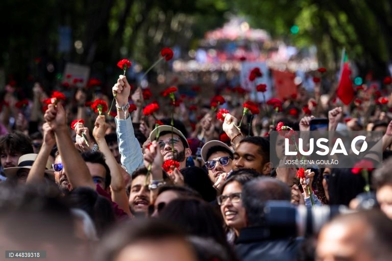 People march in the Liberty Avenue in Lisbon downtown during the celebrations of the 25th April 1974 Carnation Revolution that ended the authoritarian regime of Estado Novo (New State) that ruled the country between 1926 to 1974, Lisbon, 25th April 2025. JOSE SENA GOULAO/ LUSA 