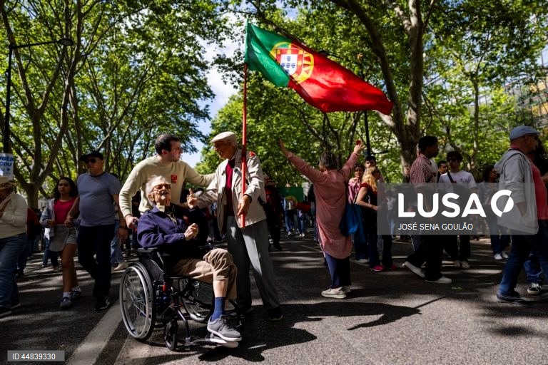 Portuguese photographer, Eduardo Gageiro, on a wheelchair participates in the Liberty Avenue rally in Lisbon downtown during the celebrations of the 25th April 1974 Carnation Revolution that ended the authoritarian regime of Estado Novo (New State) that ruled the country between 1926 to 1974, Lisbon, 25th April 2025. JOSE SENA GOULAO/ LUSA 