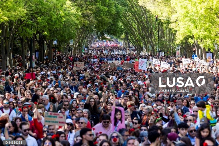 People march in the Liberty Avenue in Lisbon downtown during the celebrations of the 25th April 1974 Carnation Revolution that ended the authoritarian regime of Estado Novo (New State) that ruled the country between 1926 to 1974, Lisbon, 25th April 2025. JOSE SENA GOULAO/ LUSA 