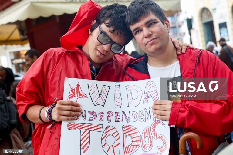 Participantes durante a 8.ª edição da Marcha Pela Vida Independente, em Lisboa, 03 de maio de 2025. Criada em 2018, esta marcha anual é dinamizada por 26 organizações e coletivos ligados à deficiência e a movimentos sociais, que pretendem dar voz a uma comunidade frequentemente marginalizada. ANTÓNIO COTRIM/LUSA