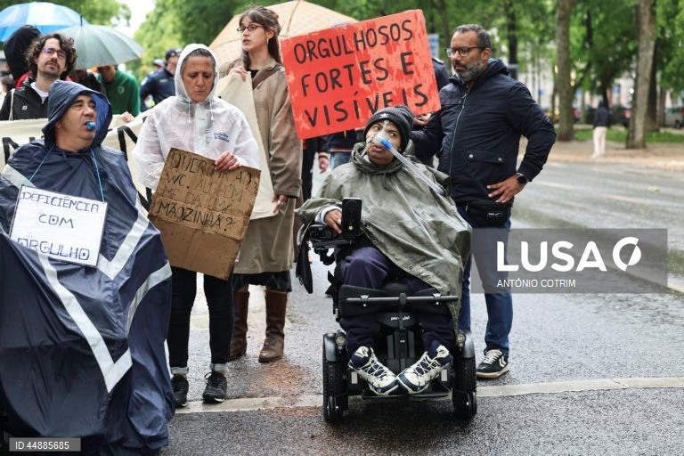Participantes durante a 8.ª edição da Marcha Pela Vida Independente, em Lisboa, 03 de maio de 2025. Criada em 2018, esta marcha anual é dinamizada por 26 organizações e coletivos ligados à deficiência e a movimentos sociais, que pretendem dar voz a uma comunidade frequentemente marginalizada. ANTÓNIO COTRIM/LUSA