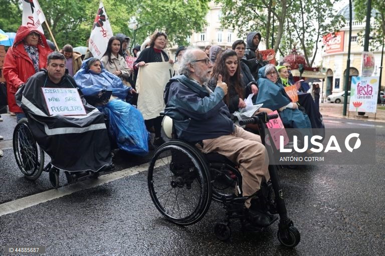 Participantes durante a 8.ª edição da Marcha Pela Vida Independente, em Lisboa, 03 de maio de 2025. Criada em 2018, esta marcha anual é dinamizada por 26 organizações e coletivos ligados à deficiência e a movimentos sociais, que pretendem dar voz a uma comunidade frequentemente marginalizada. ANTÓNIO COTRIM/LUSA