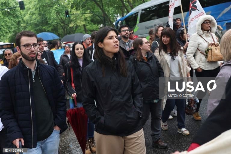 A coordenadora do Bloco de Esquerda (BE), Mariana Mortágua (C), participa na 8.ª edição da Marcha Pela Vida Independente, em Lisboa, 03 de maio de 2025. Criada em 2018, esta marcha anual é dinamizada por 26 organizações e coletivos ligados à deficiência e a movimentos sociais, que pretendem dar voz a uma comunidade frequentemente marginalizada. ANTÓNIO COTRIM/LUSA
