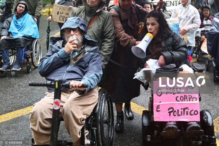 Participantes durante a 8.ª edição da Marcha Pela Vida Independente, em Lisboa, 03 de maio de 2025. Criada em 2018, esta marcha anual é dinamizada por 26 organizações e coletivos ligados à deficiência e a movimentos sociais, que pretendem dar voz a uma comunidade frequentemente marginalizada. ANTÓNIO COTRIM/LUSA