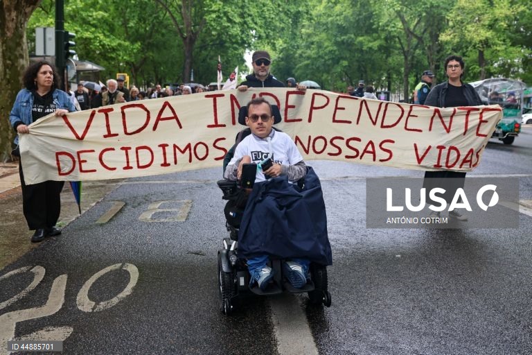 Participantes durante a 8.ª edição da Marcha Pela Vida Independente, em Lisboa, 03 de maio de 2025. Criada em 2018, esta marcha anual é dinamizada por 26 organizações e coletivos ligados à deficiência e a movimentos sociais, que pretendem dar voz a uma comunidade frequentemente marginalizada. ANTÓNIO COTRIM/LUSA