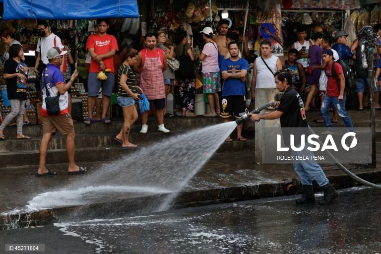 O presidente da Câmara de Manila ordenou a intensificação da recolha de resíduos e das operações de limpeza dos cursos de água, canais e zonas povoadas, depois de ter declarado uma emergência sanitária logo na sua primeira semana como chefe da cidade recém-eleito.  