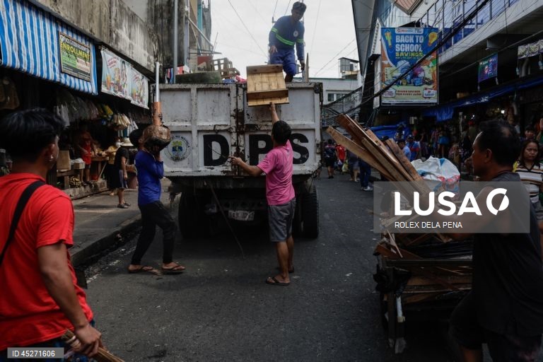 O presidente da Câmara de Manila ordenou a intensificação da recolha de resíduos e das operações de limpeza dos cursos de água, canais e zonas povoadas, depois de ter declarado uma emergência sanitária logo na sua primeira semana como chefe da cidade recém-eleito.  