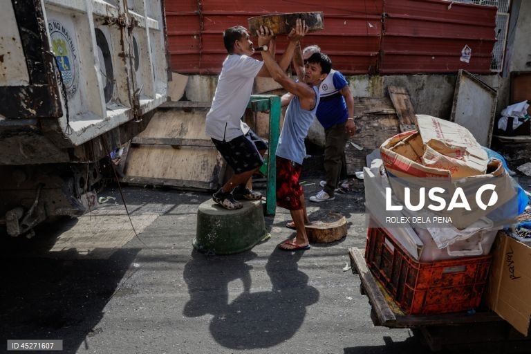 O presidente da Câmara de Manila ordenou a intensificação da recolha de resíduos e das operações de limpeza dos cursos de água, canais e zonas povoadas, depois de ter declarado uma emergência sanitária logo na sua primeira semana como chefe da cidade recém-eleito.  