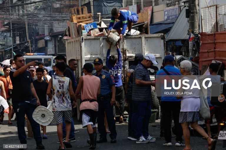 O presidente da Câmara de Manila ordenou a intensificação da recolha de resíduos e das operações de limpeza dos cursos de água, canais e zonas povoadas, depois de ter declarado uma emergência sanitária logo na sua primeira semana como chefe da cidade recém-eleito.  