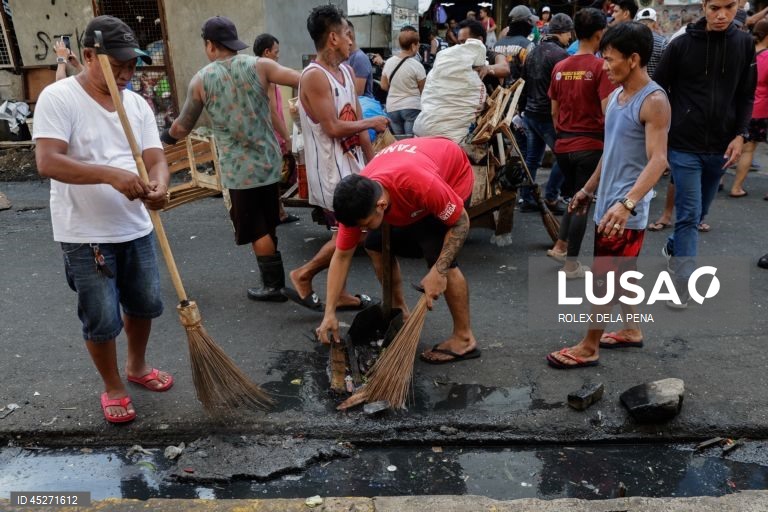 O presidente da Câmara de Manila ordenou a intensificação da recolha de resíduos e das operações de limpeza dos cursos de água, canais e zonas povoadas, depois de ter declarado uma emergência sanitária logo na sua primeira semana como chefe da cidade recém-eleito.  