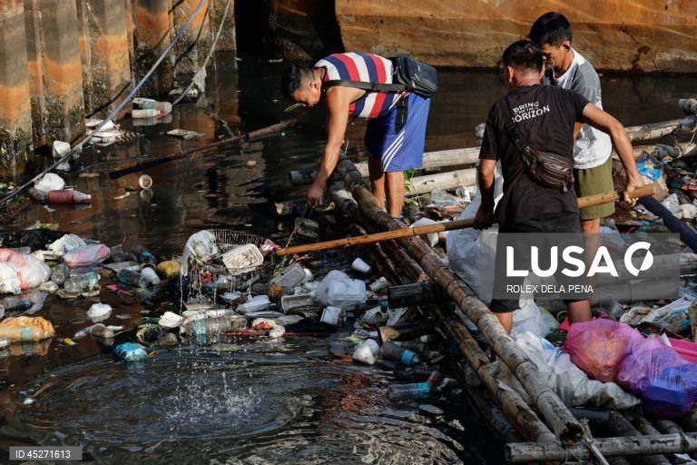 O presidente da Câmara de Manila ordenou a intensificação da recolha de resíduos e das operações de limpeza dos cursos de água, canais e zonas povoadas, depois de ter declarado uma emergência sanitária logo na sua primeira semana como chefe da cidade recém-eleito.  