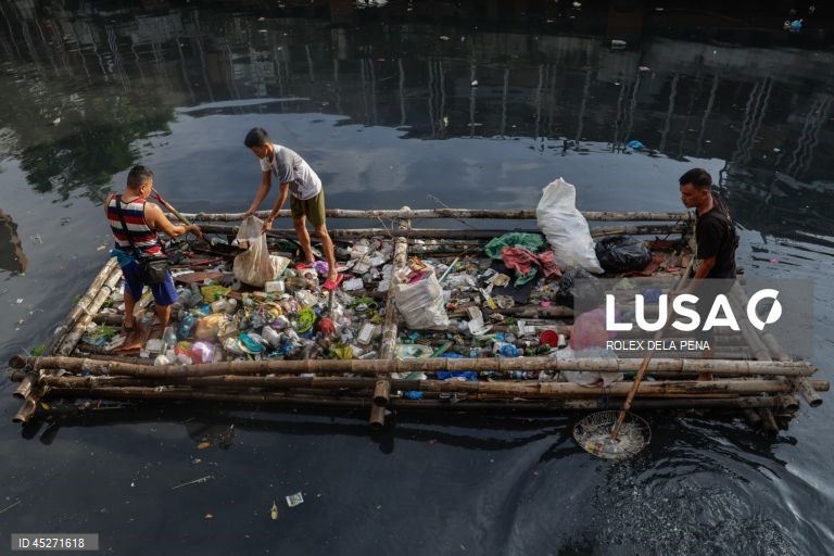 O presidente da Câmara de Manila ordenou a intensificação da recolha de resíduos e das operações de limpeza dos cursos de água, canais e zonas povoadas, depois de ter declarado uma emergência sanitária logo na sua primeira semana como chefe da cidade recém-eleito.  