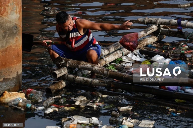 O presidente da Câmara de Manila ordenou a intensificação da recolha de resíduos e das operações de limpeza dos cursos de água, canais e zonas povoadas, depois de ter declarado uma emergência sanitária logo na sua primeira semana como chefe da cidade recém-eleito.  