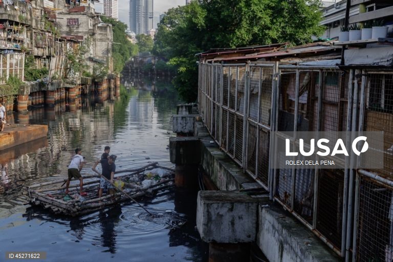 O presidente da Câmara de Manila ordenou a intensificação da recolha de resíduos e das operações de limpeza dos cursos de água, canais e zonas povoadas, depois de ter declarado uma emergência sanitária logo na sua primeira semana como chefe da cidade recém-eleito.  