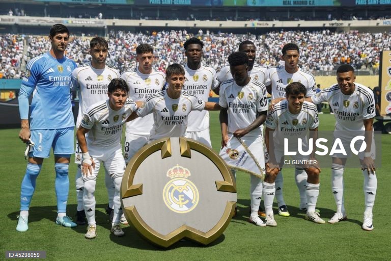 Os franceses do Paris Saint-Germain, campeões europeus em título, qualificaram-se hoje para a final do renovado Mundial de clubes de futebol, ao golear os espanhóis do Real Madrid por 4-0, marcando encontro com Chelsea.