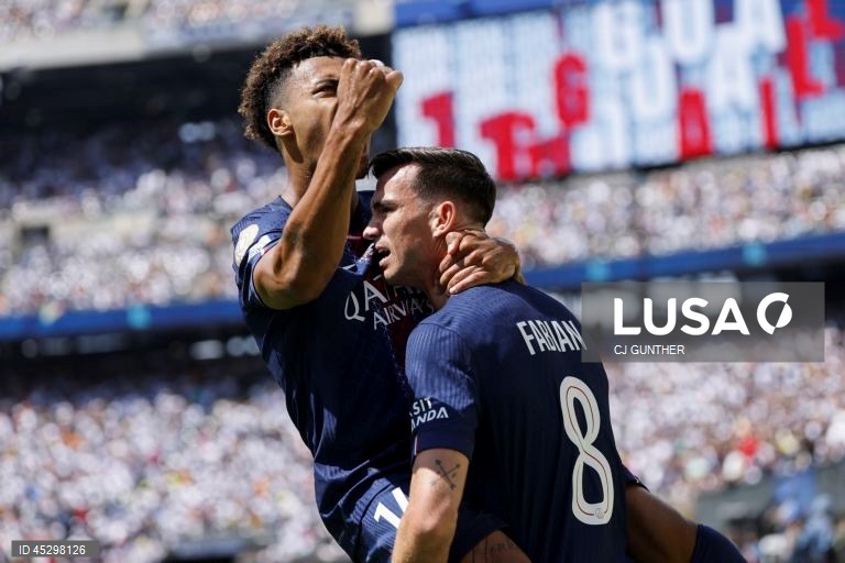 Os franceses do Paris Saint-Germain, campeões europeus em título, qualificaram-se hoje para a final do renovado Mundial de clubes de futebol, ao golear os espanhóis do Real Madrid por 4-0, marcando encontro com Chelsea.