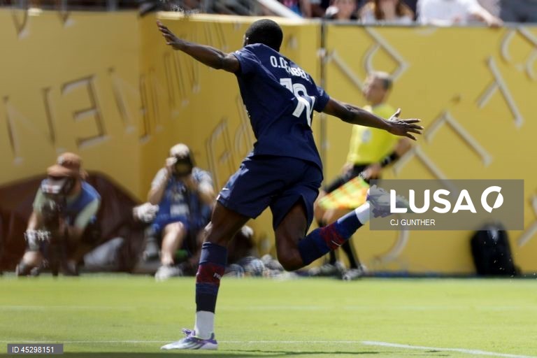 Os franceses do Paris Saint-Germain, campeões europeus em título, qualificaram-se hoje para a final do renovado Mundial de clubes de futebol, ao golear os espanhóis do Real Madrid por 4-0, marcando encontro com Chelsea.