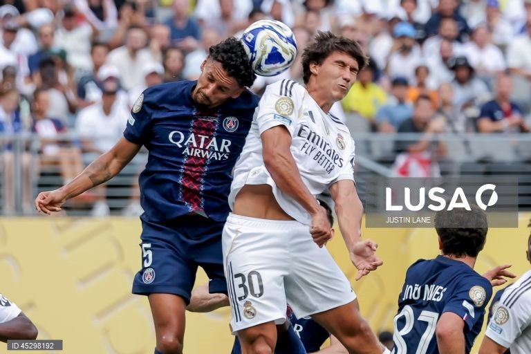 Os franceses do Paris Saint-Germain, campeões europeus em título, qualificaram-se hoje para a final do renovado Mundial de clubes de futebol, ao golear os espanhóis do Real Madrid por 4-0, marcando encontro com Chelsea.